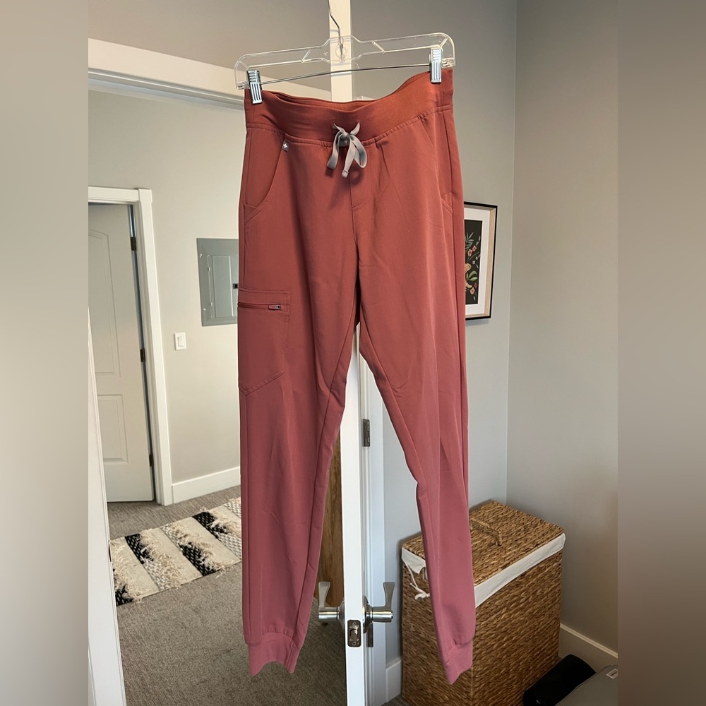Women’s FIGS Zamora jogger scrub pants in mauve. Size SMALL TALL. gently worn